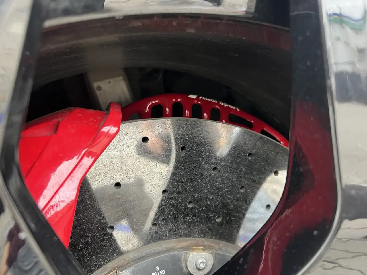Bremsanlage Audi Sportbremsanlage mit Bremsscheibe und rotem Bremssattel bei KLZM