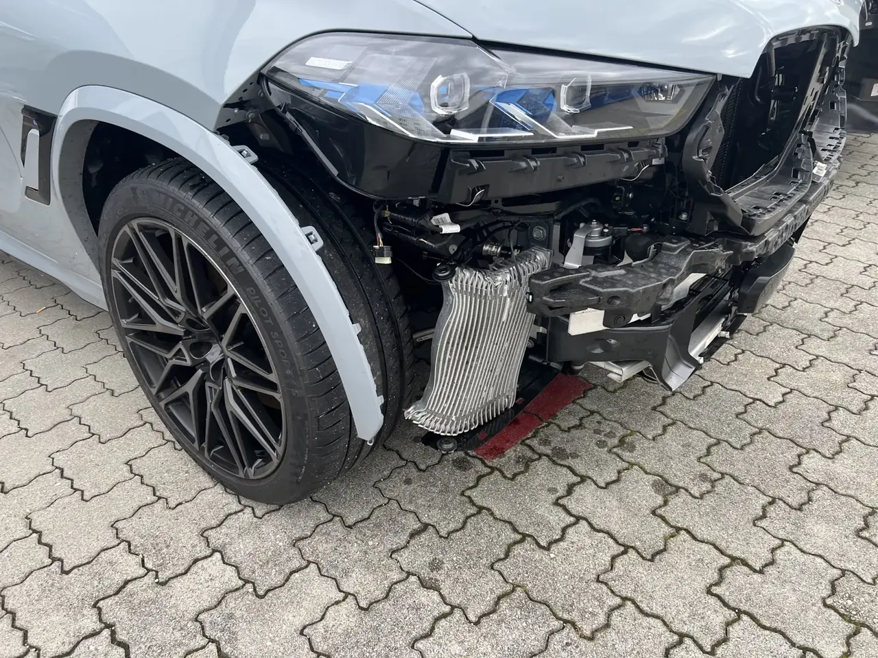 Unfallinstandsetzung in Garching BMW Frontschaden zur Unfallinstandsetzung bei KLZM in Garching