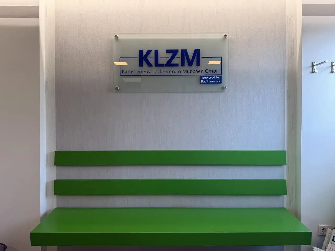 KLZM Kundenbereich KLZM Kundenwartebereich mit Firmenlogo in Garching bei München