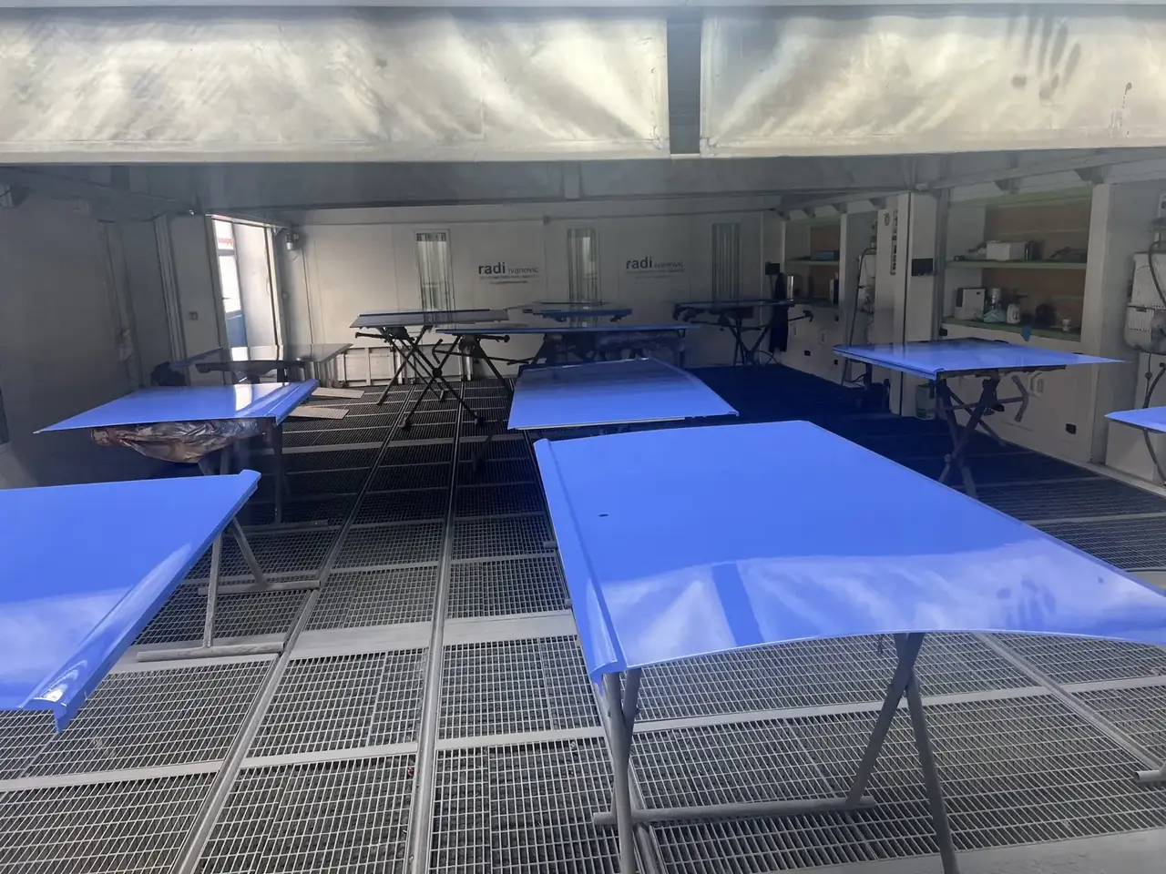 Lackierung Lackierte blaue Fahrzeugteile in der Lackierkabine von KLZM Garching