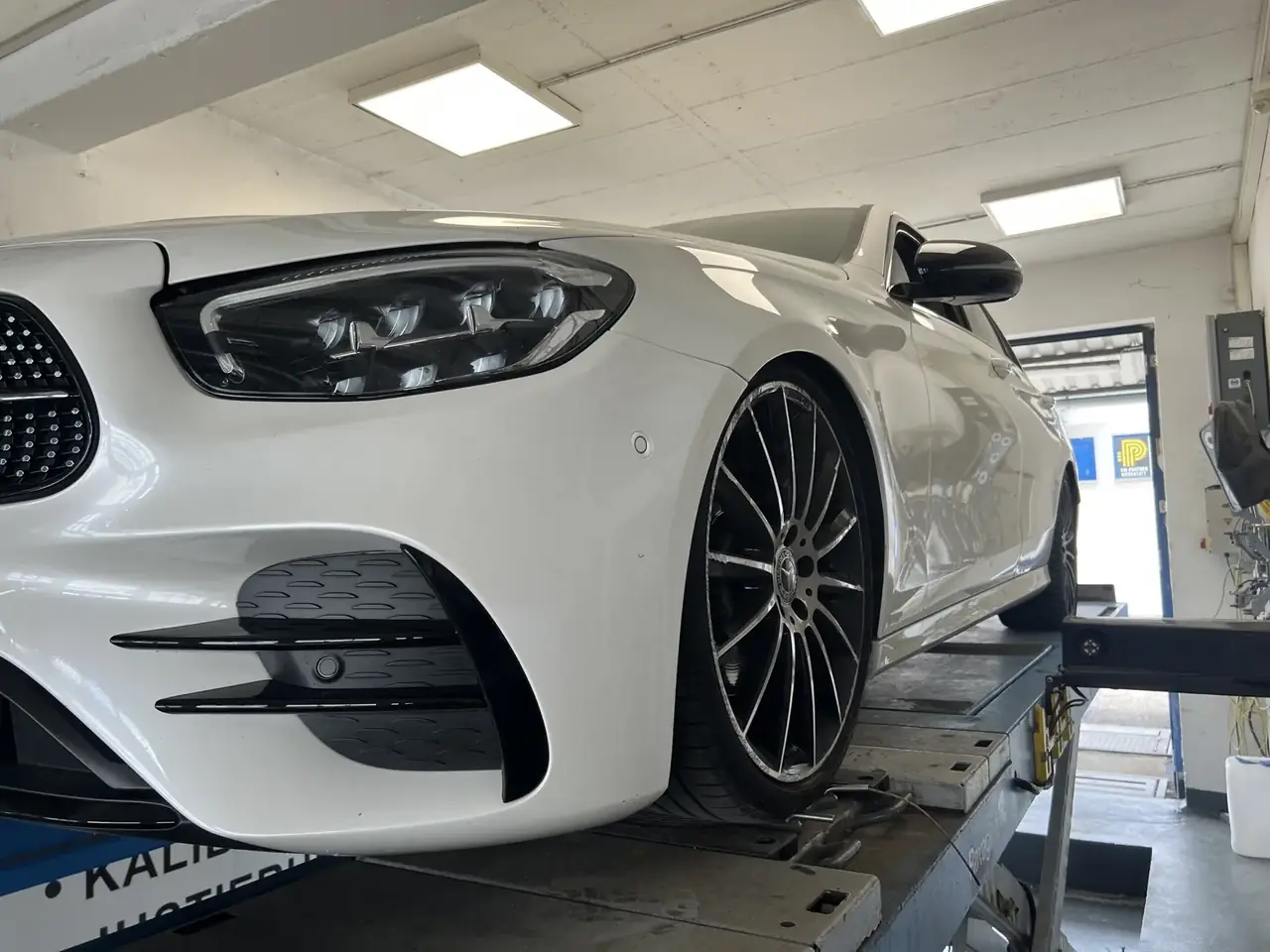 Fahrzeugservice Mercedes-Benz auf der Hebebühne beim Fahrzeugservice von KLZM Garching