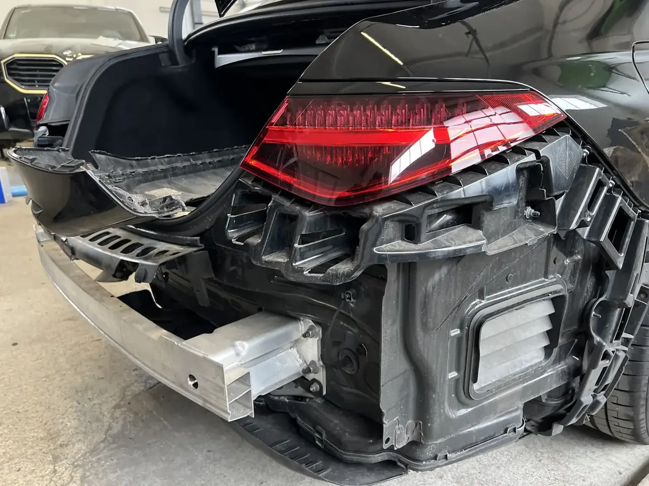 Unfallinstandsetzung Heck Demontierter Heckbereich eines Fahrzeugs bei der Unfallinstandsetzung in der KLZM Werkstatt