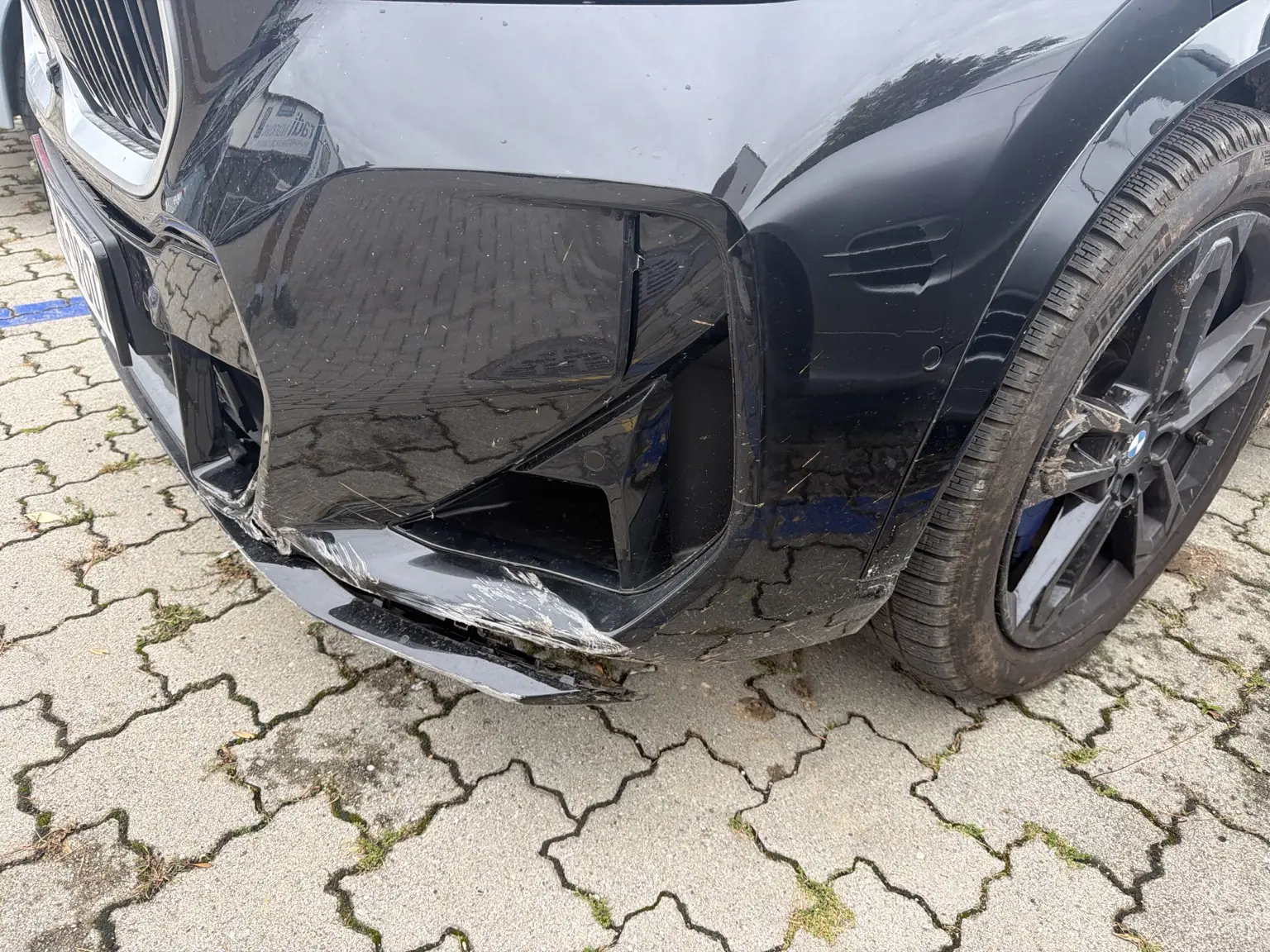 BMW mit Frontschaden bei der Schadenaufnahme im KLZM Garching