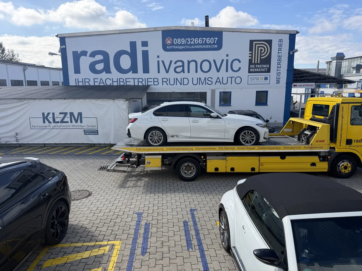 BMW beim sicheren Fahrzeugtransport bei KLZM in Garching bei München