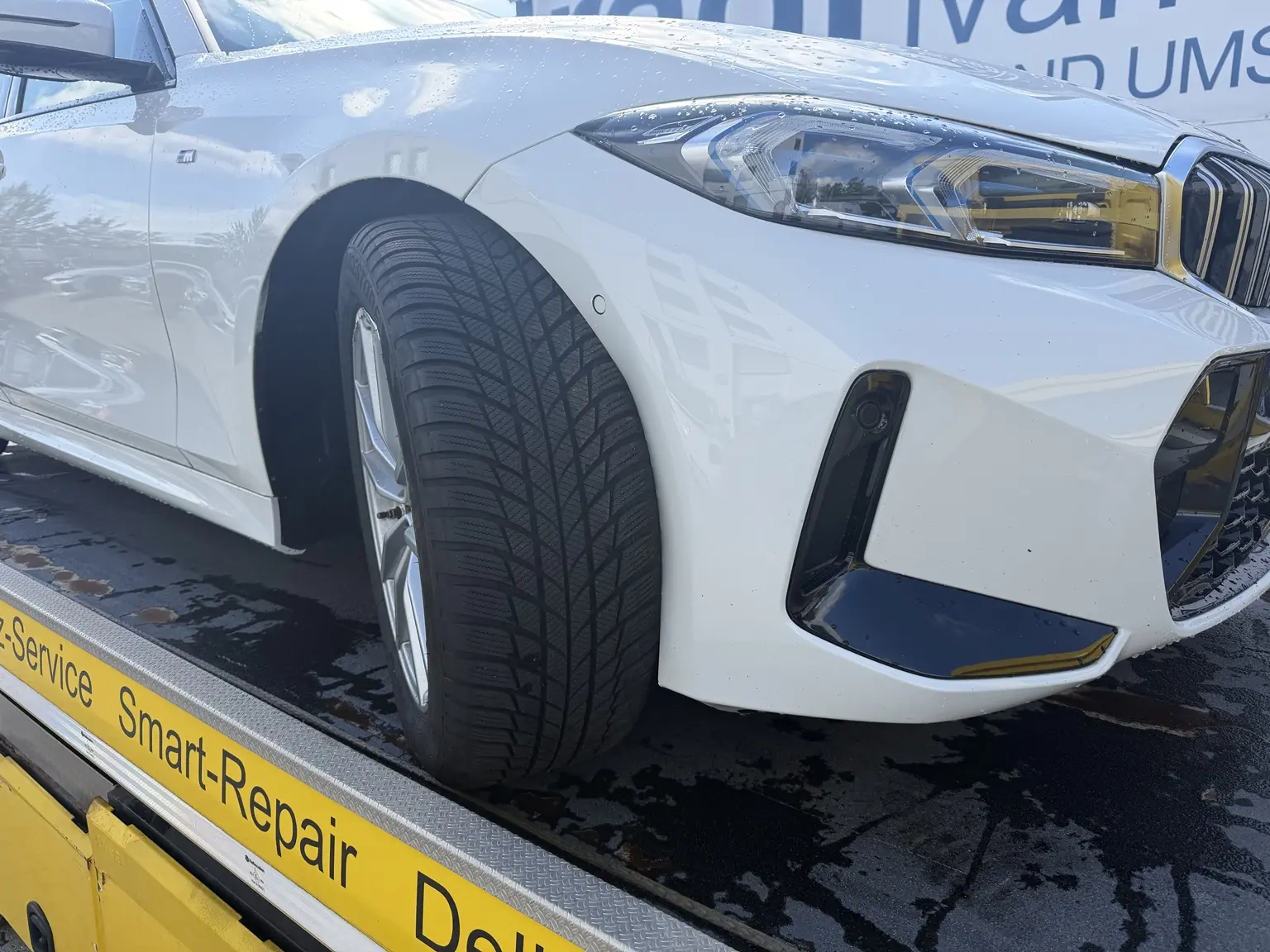BMW-Frontschaden während der Karosseriearbeit bei KLZM in Garching bei München
