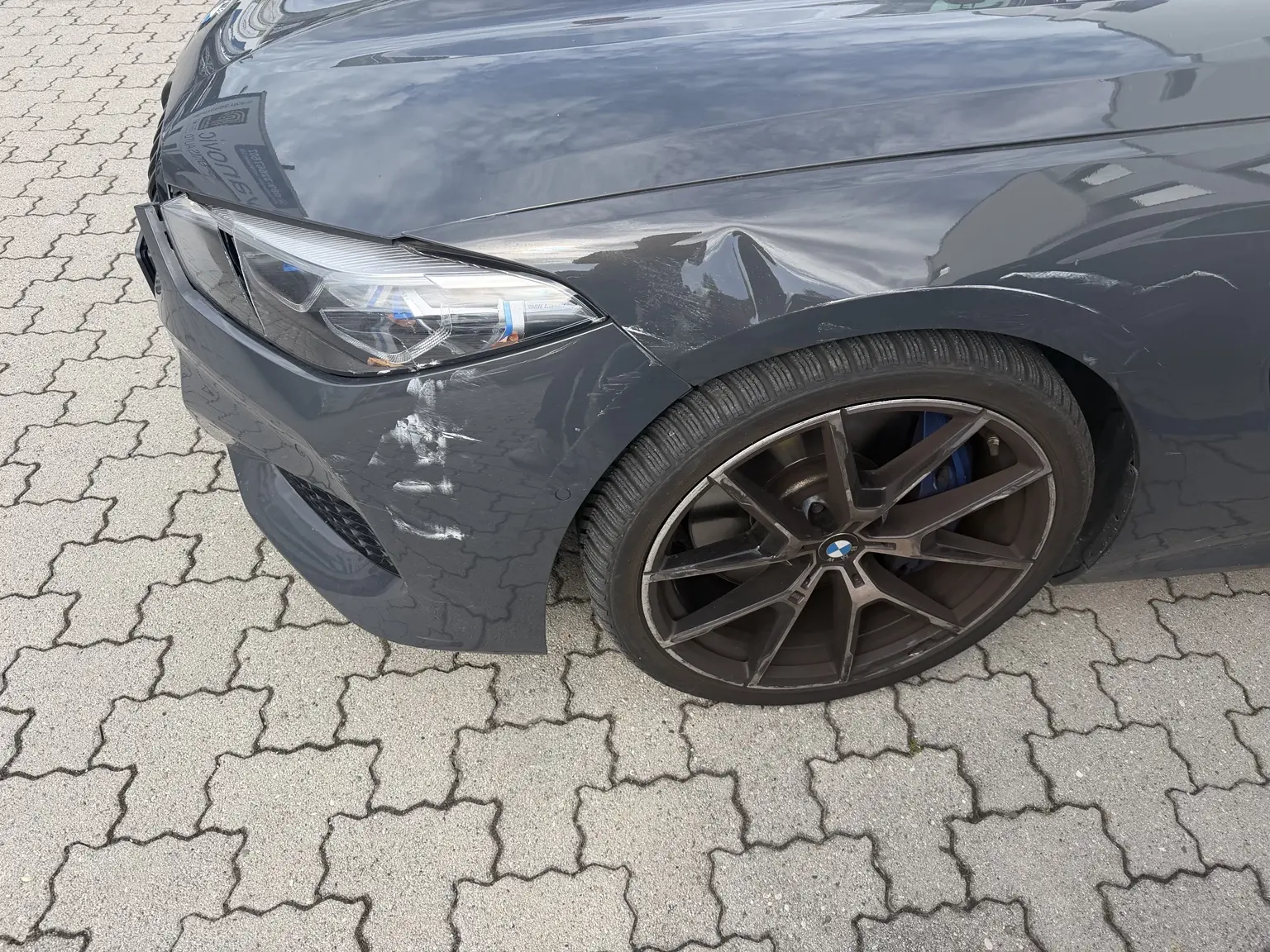 BMW-Frontschaden am Stoßfänger bei KLZM in Garching bei München