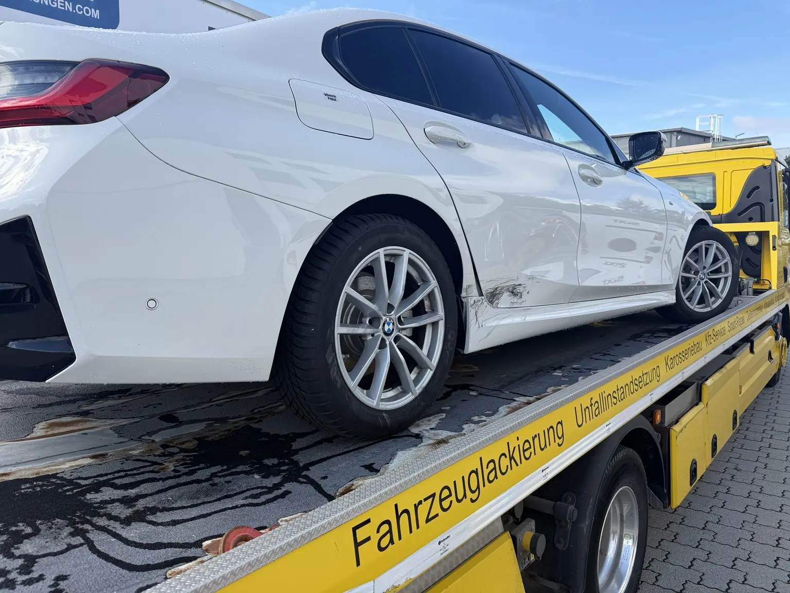 BMW-Heckschaden am Seitenteil bei KLZM in Garching bei München