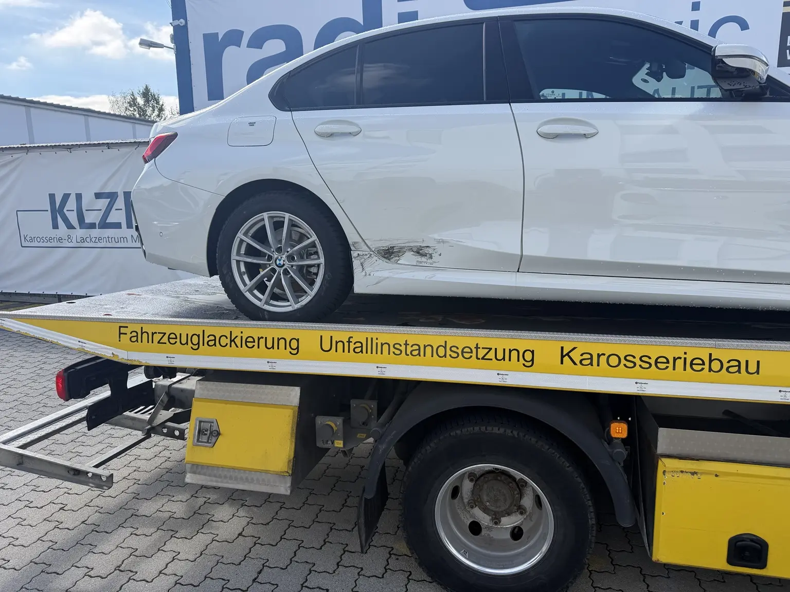 BMW mit Seitenschaden vor der Instandsetzung bei KLZM in Garching bei München