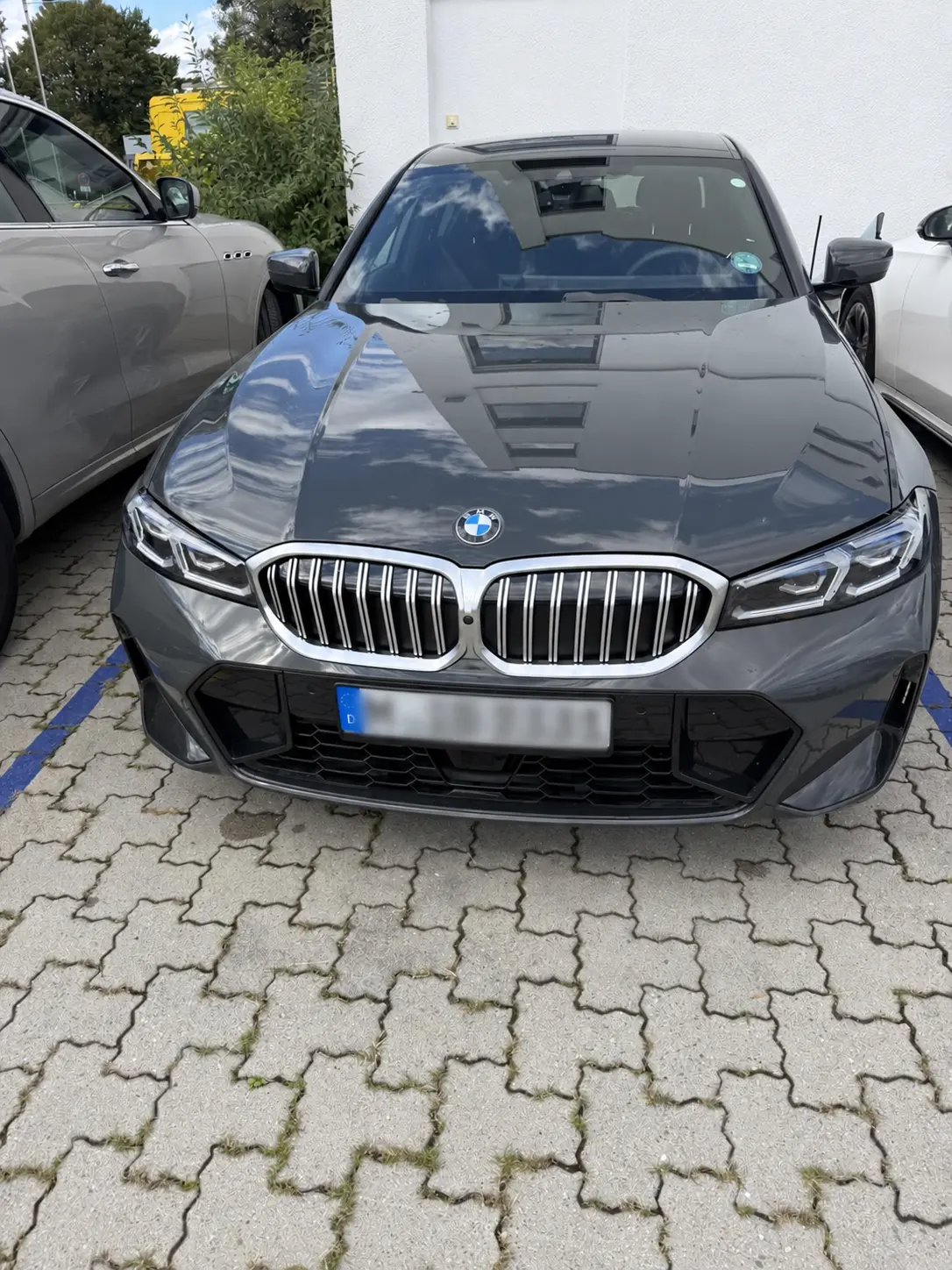 BMW bei der Unfallaufnahme bei KLZM in Garching bei München