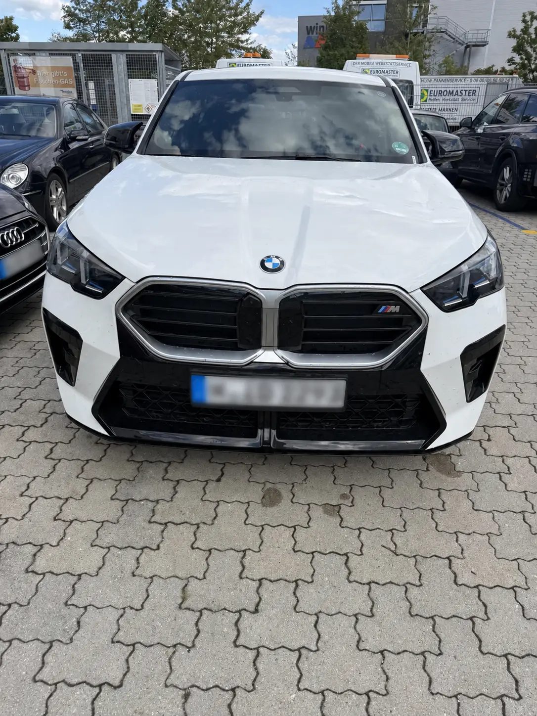 BMW X3 bei der Schadendokumentation bei KLZM in Garching bei München