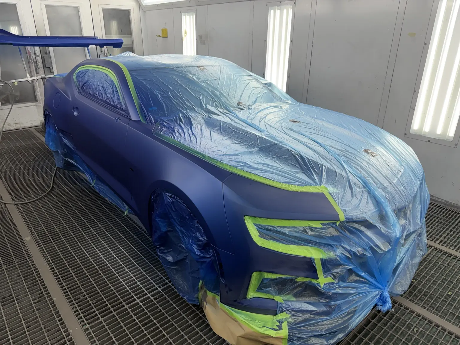 Chevrolet Camaro – fachgerecht abgedeckt in der Lackierkabine bei KLZM in Garching bei München