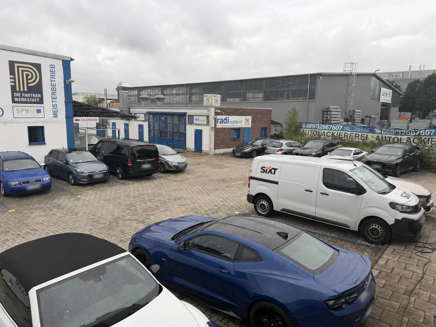 Fahrzeugbestand an der Karosseriewerkstatt bei KLZM in Garching bei München