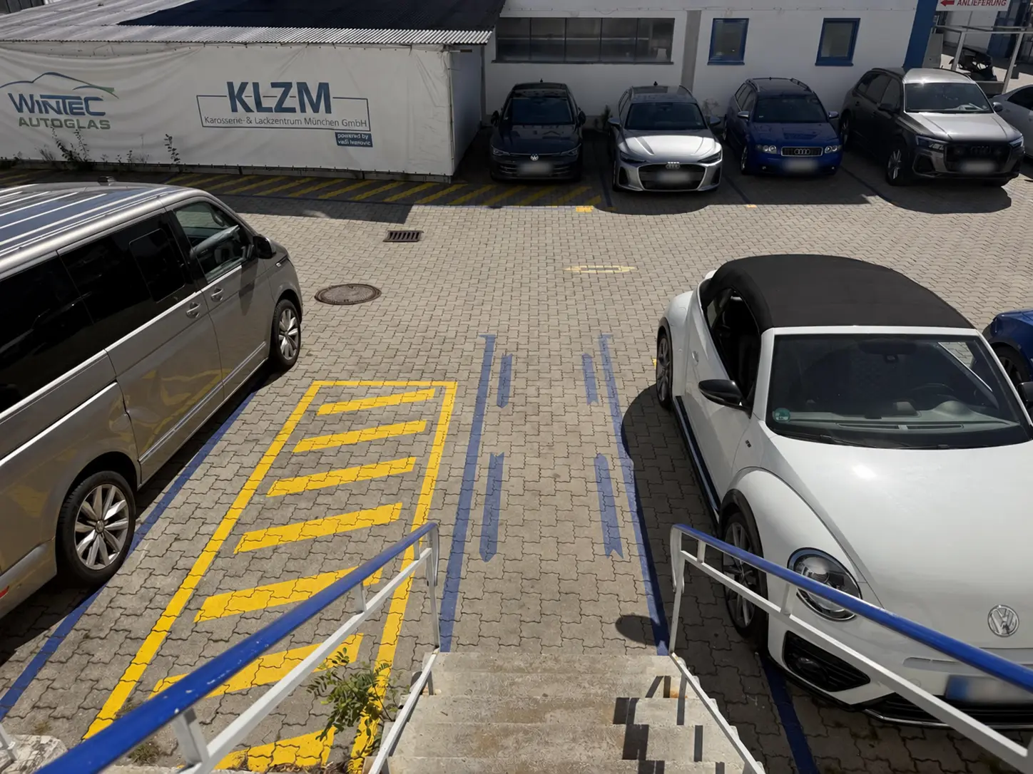 Fuhrparkservice mit geordneten Fahrzeugen bei KLZM in Garching bei München