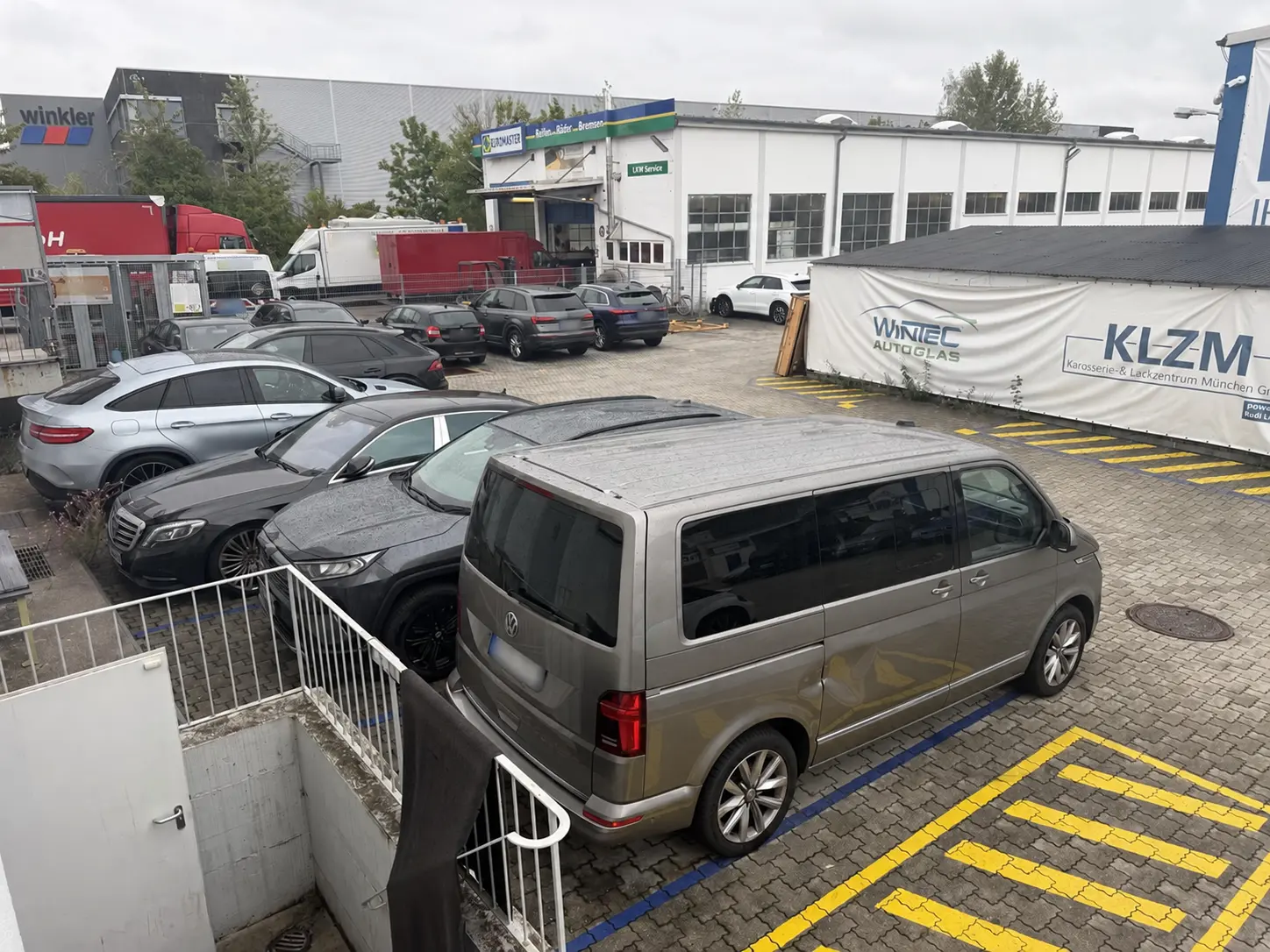 Unfallfahrzeuge auf dem Betriebshof bei KLZM in Garching bei München