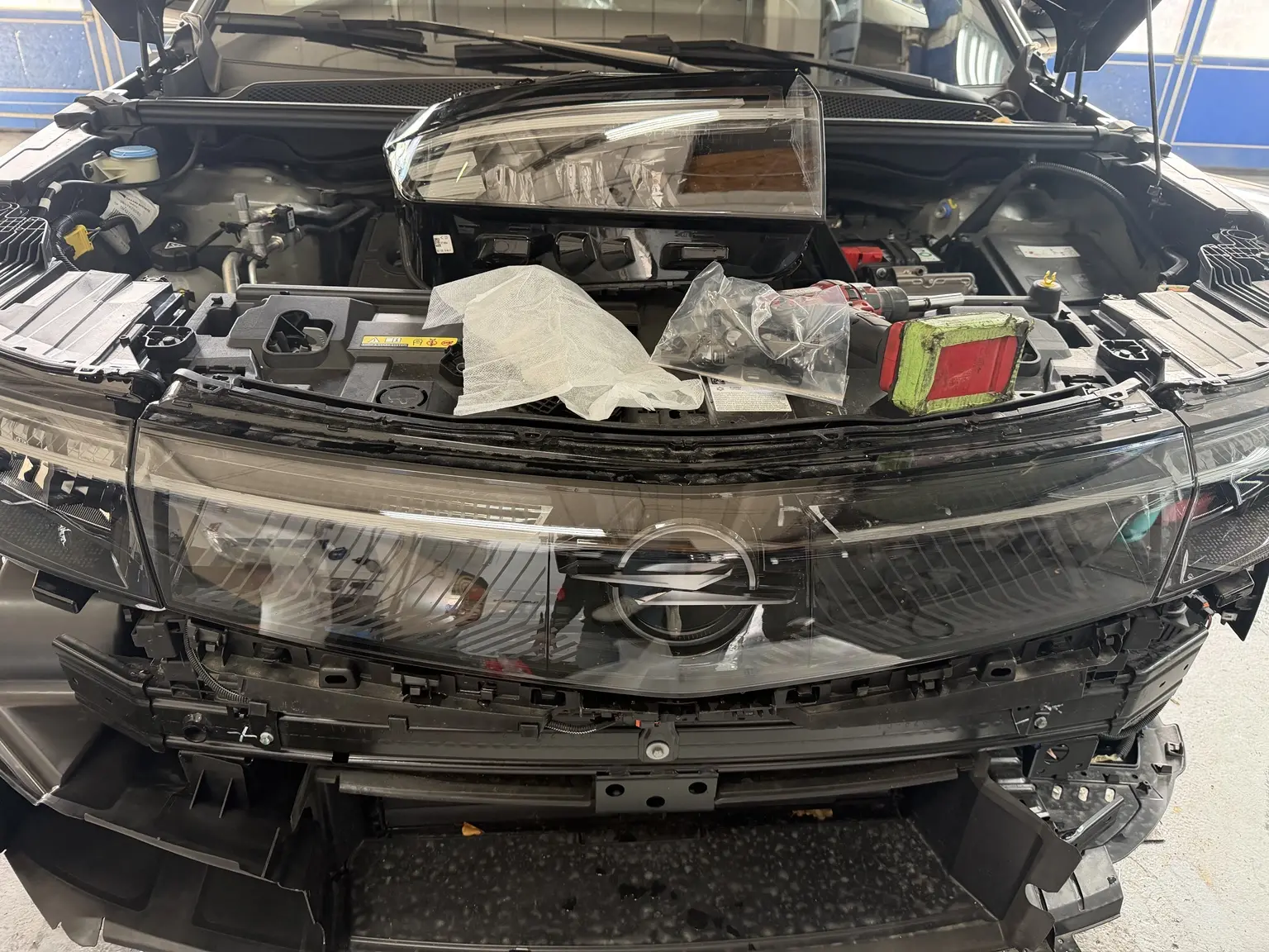 Opel mit demontiertem Frontbereich bei KLZM in Garching bei München