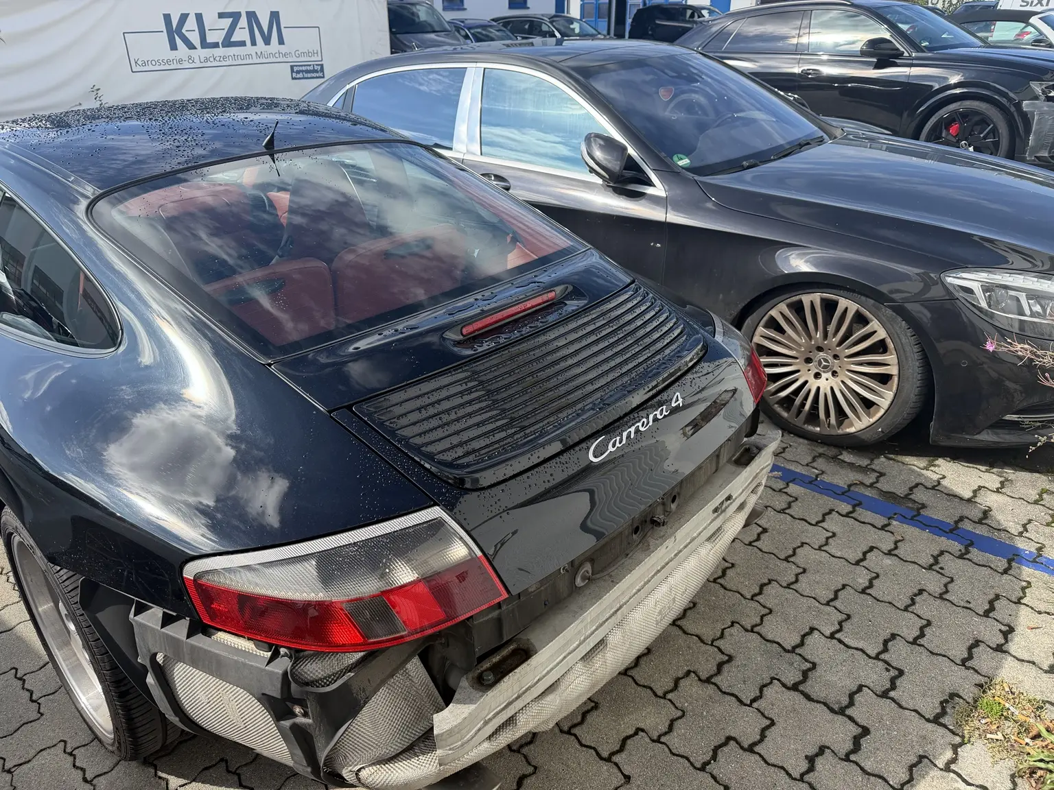 Porsche 911 Carrera 4 bei der Karosseriearbeit bei KLZM in Garching bei München