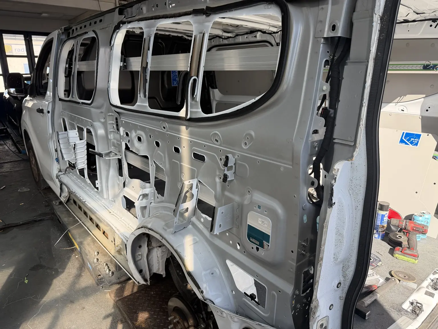 Transporter-Seitenteil vor der Reparatur bei KLZM in Garching bei München