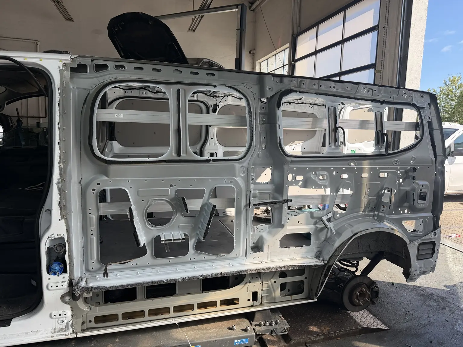 Transporter-Seitenwand während der Instandsetzung bei KLZM in Garching bei München