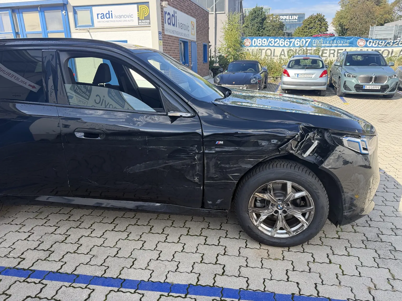Unfallfahrzeug bei der Schadenaufnahme bei KLZM in Garching bei München